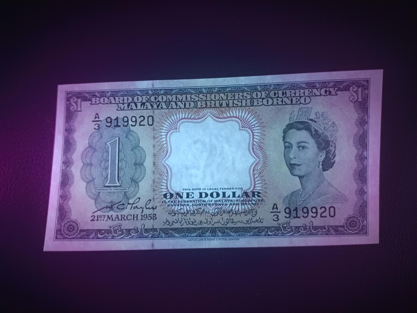 2026一月第三期，总213期 马来亚和英属婆罗洲1953版1元UNC微潮无47，大冠女王和各构成邦徽章，此货币共同体范围是现代马来西亚的前身