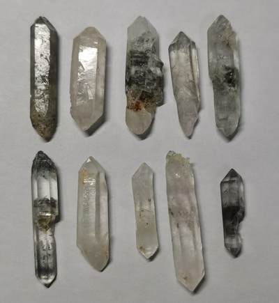 七河·世界币章小拍（总第34期） - 藏家出品 X716（3） 长条状云贵闪灵水晶原石 一组 10 件