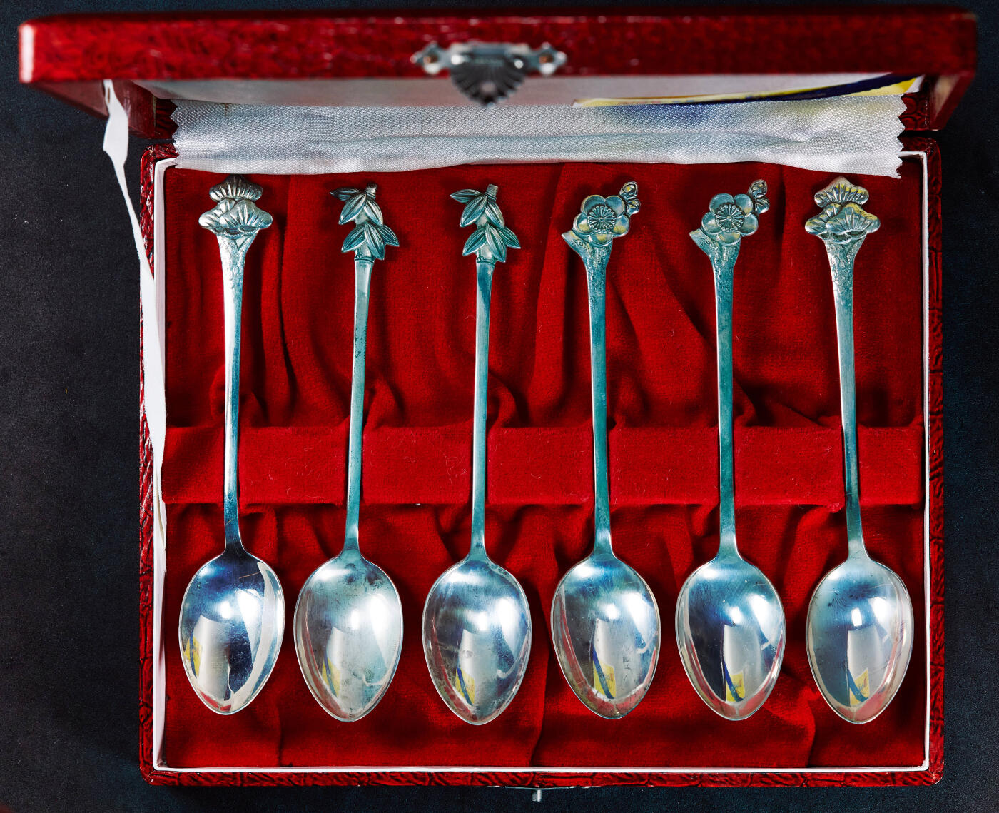 【俄甄集藏】“万象更新、马呈祥瑞”迎新春俄甄精品场-2026年(047)01-21 星期三 晚 19:30 全场包邮 日本1950年代名家三越制梅竹菊纯银咖啡勺6支一套，单体长：130mm，宽：25mm，总重量：88.05克，999银，原盒