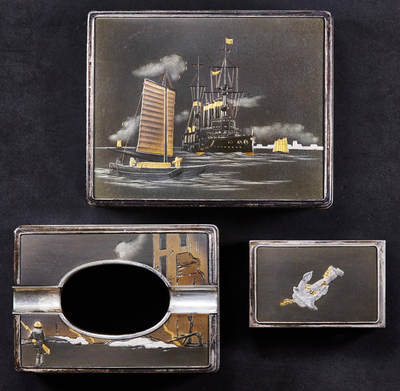 【俄甄集藏】“万象更新、马呈祥瑞”迎新春俄甄精品场-2026年(047)01-21 星期三 晚 19:30 全场包邮 - 日本昭和六年-九年1931年-1934年九一八事变海军大臣赠品，簪花珐琅彩嵌银工艺古董烟具一套，工艺精湛，分为烟丝盒、烟灰缸、火柴盒三件套，烟丝盒长：106mm，宽：85mm，高：44mm；烟灰缸长：90mm，宽：65mm，高：40mm，火柴盒长：62mm，宽：38mm，高：25mm，总重量：415.4克，内嵌红木，925银