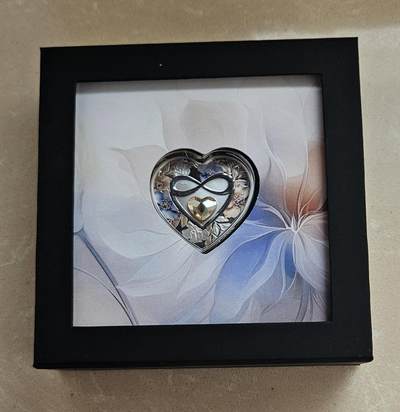 【币将精彩】世界钱币拍卖（2026-2-4） - 库克2025年爱心心形水晶镶嵌银币，20克发行2025枚，带证书包装。