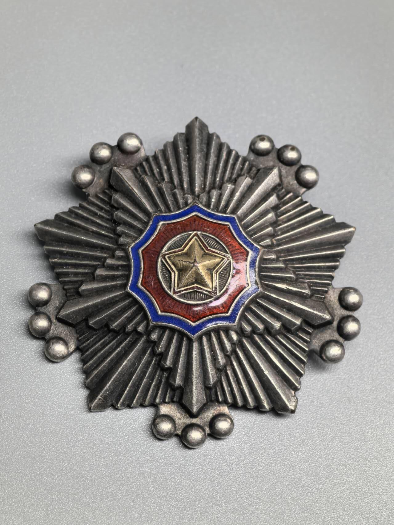 小驴勋章奖章收藏1月17日周六晚六点拍卖（珍爱和平，收藏战争，铭记历史，勿忘国耻，忠党爱国。有偿代拍，送拍规则在简介最后，参拍须阅读规则后再参拍，关系到运费包装发货时效真假辨别等关键信息，拍卖时不再发原图，看大图店主微信码在拍卖店铺介绍里） 三级国旗勋章，横针带号