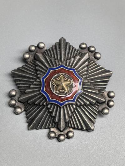 小驴勋章奖章收藏1月17日周六晚六点拍卖（珍爱和平，收藏战争，铭记历史，勿忘国耻，忠党爱国。有偿代拍，送拍规则在简介最后，参拍须阅读规则后再参拍，关系到运费包装发货时效真假辨别等关键信息，拍卖时不再发原图，看大图店主微信码在拍卖店铺介绍里） - 三级国旗勋章，横针带号