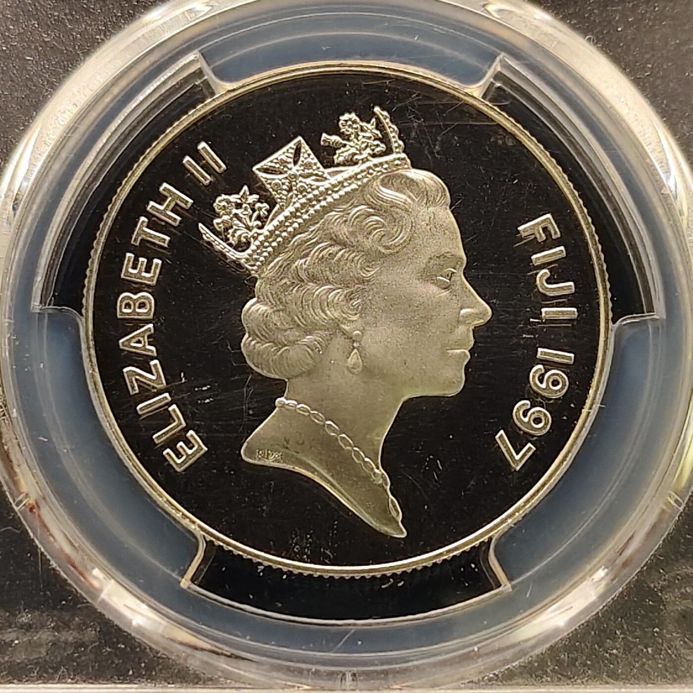 【全场包邮】纯粹捡漏拍495场-持续更新中 【收藏级·亚军分】斐济1997年10元女王金婚局部镀金精制克朗型纪念银币-PCGS PR67 DCAM