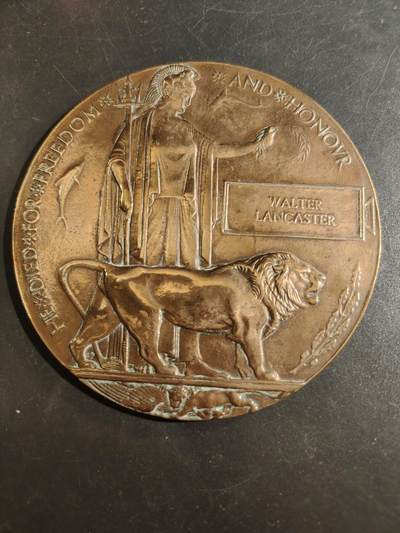 老王徽章第177期 - 英国一战士兵阵亡大铜章    又称“阵亡便士”或者“寡妇便士”     一般颁发给阵亡者家属       直径12cm     重量342g