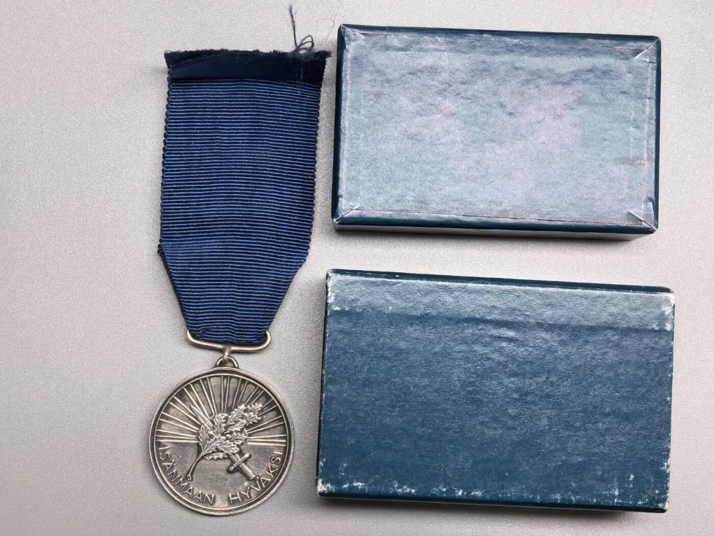 小驴勋章奖章收藏1月17日周六晚六点拍卖（珍爱和平，收藏战争，铭记历史，勿忘国耻，忠党爱国。有偿代拍，送拍规则在简介最后，参拍须阅读规则后再参拍，关系到运费包装发货时效真假辨别等关键信息，拍卖时不再发原图，看大图店主微信码在拍卖店铺介绍里）