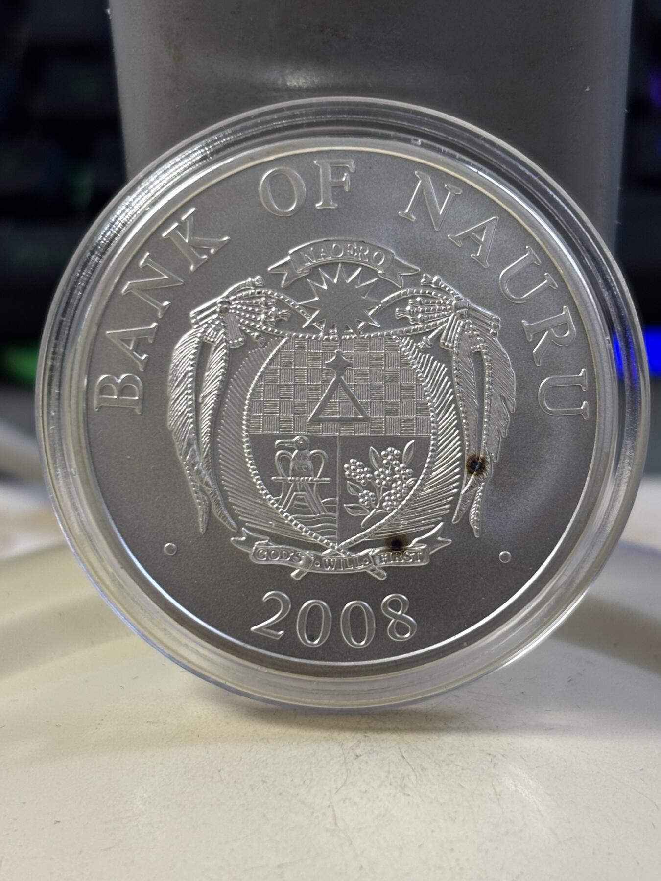 第188期拍卖 瑙鲁2008年圣诞快乐圣诞老人3D立体精制纪念银币，1盎司999银，发行15000枚，有黑点