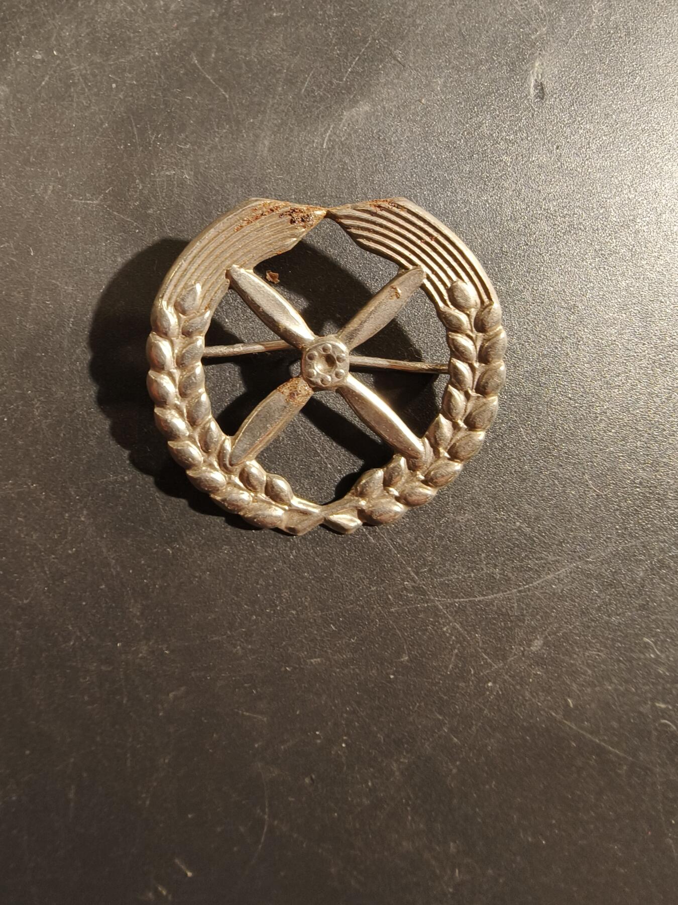 老王徽章第177期 东德空军遮阳帽帽徽