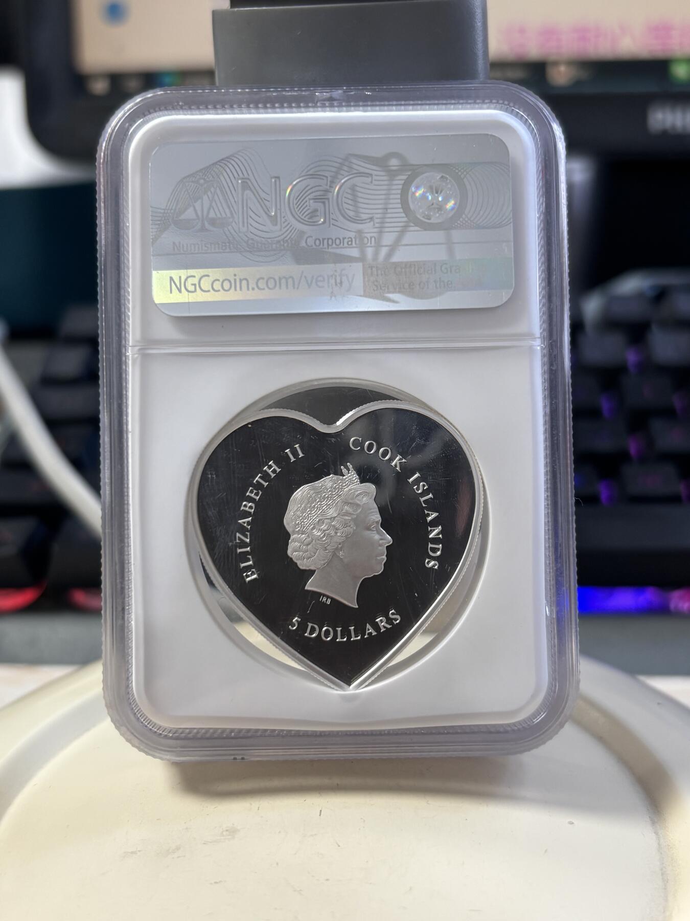 第188期拍卖 库克2022年情人节浪漫爱情心形镶水晶银币NGC-PF69首期无原盒证书，999银，20克