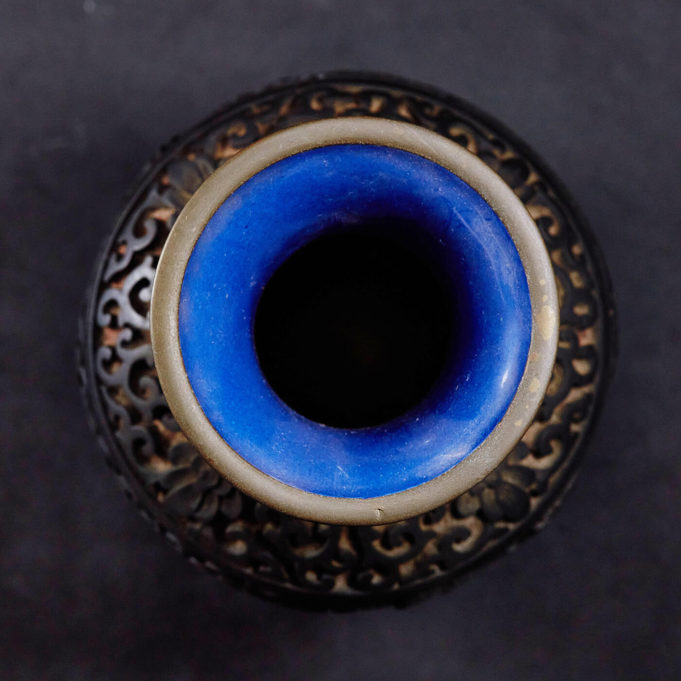 【俄甄集藏】“万象更新、马呈祥瑞”迎新春俄甄精品场-2026年(047)01-21 星期三 晚 19:30 全场包邮 中国1950-1970年代出口换汇时期漆器花瓶，铜胎蓝瓷底，满工纹饰，高：200mm，口径：70mm，最宽处直径：105mm，重量：491.39克·，保存完好