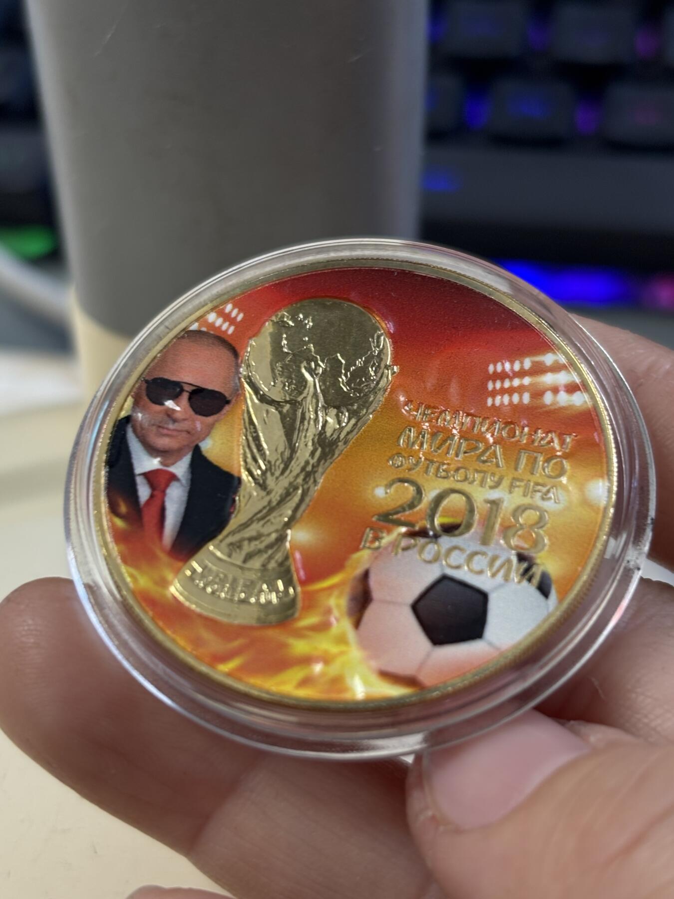 第188期拍卖 俄罗斯2018世界杯大力神杯和普京1盎司镀金银币，925银镀金，发行200枚，有起泡