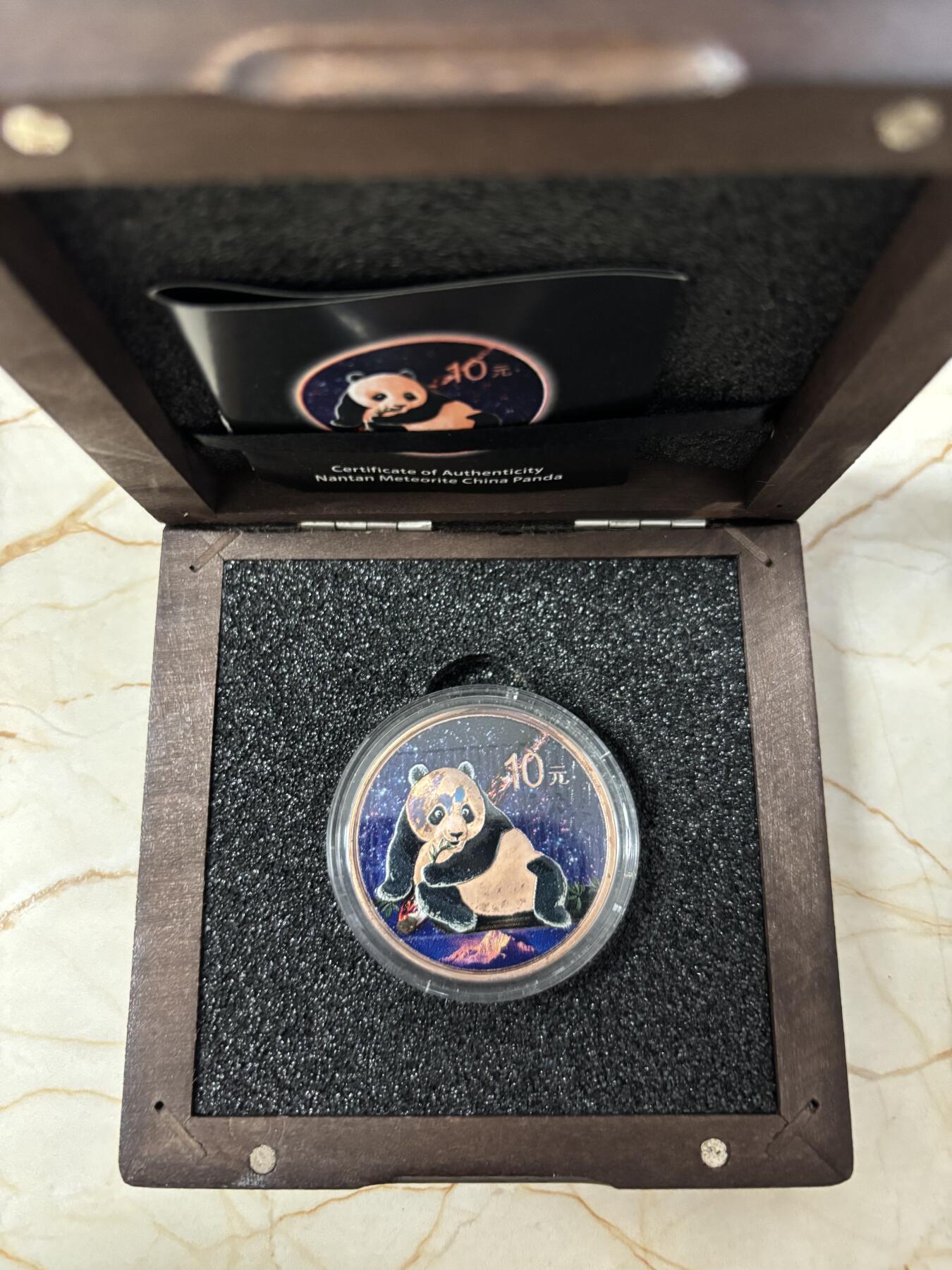 第188期拍卖 中国2015年熊猫镶嵌南丹陨石30克彩色纪念银币，999银，发行500枚