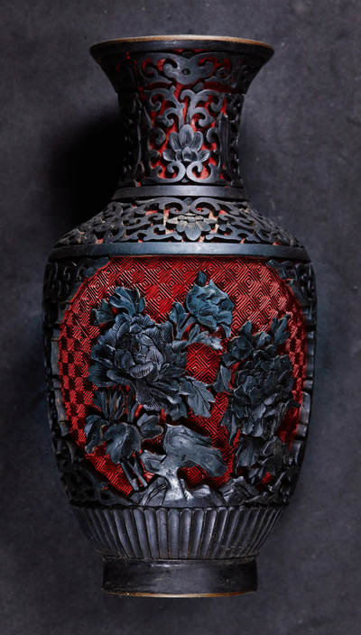 【俄甄集藏】“万象更新、马呈祥瑞”迎新春俄甄精品场-2026年(047)01-21 星期三 晚 19:30 全场包邮 - 中国1950-1970年代出口换汇时期漆器花瓶，铜胎蓝瓷底，满工纹饰，高：200mm，口径：70mm，最宽处直径：105mm，重量：491.39克·，保存完好