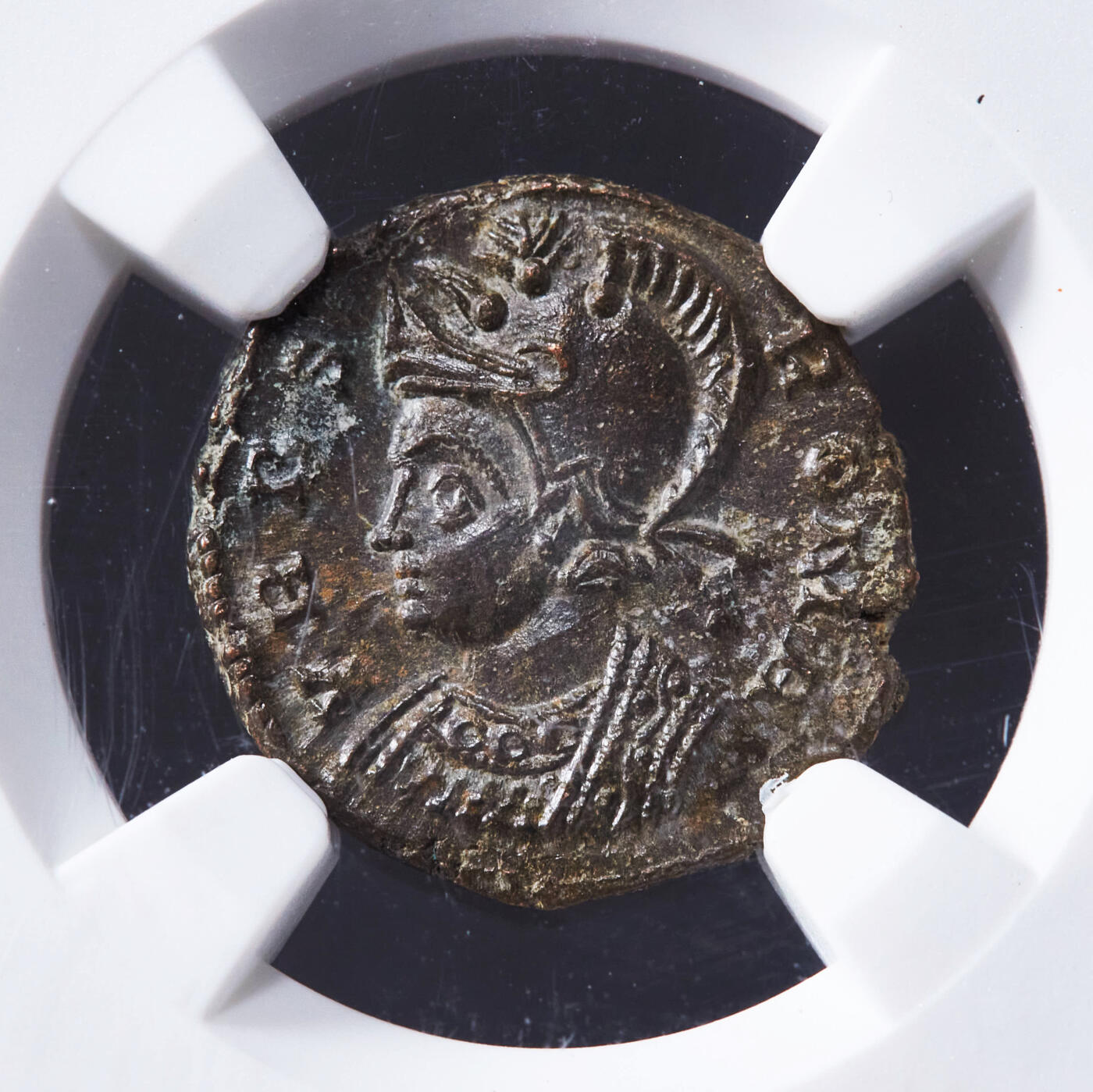 【俄甄集藏】“万象更新、马呈祥瑞”迎新春俄甄精品场-2026年(047)01-21 星期三 晚 19:30 全场包邮 古罗马帝国公元332年-333年君士坦丁大帝母狼育婴罗马建城纪念铜币，NGC MS，正面罗马女神戴盔披氅面左胸像，币文罗马城，背面母狼哺婴源自罗马建城传说，母狼正哺育罗慕路斯和雷穆斯兄弟，上方两颗芒星，未流通，直径：18mm