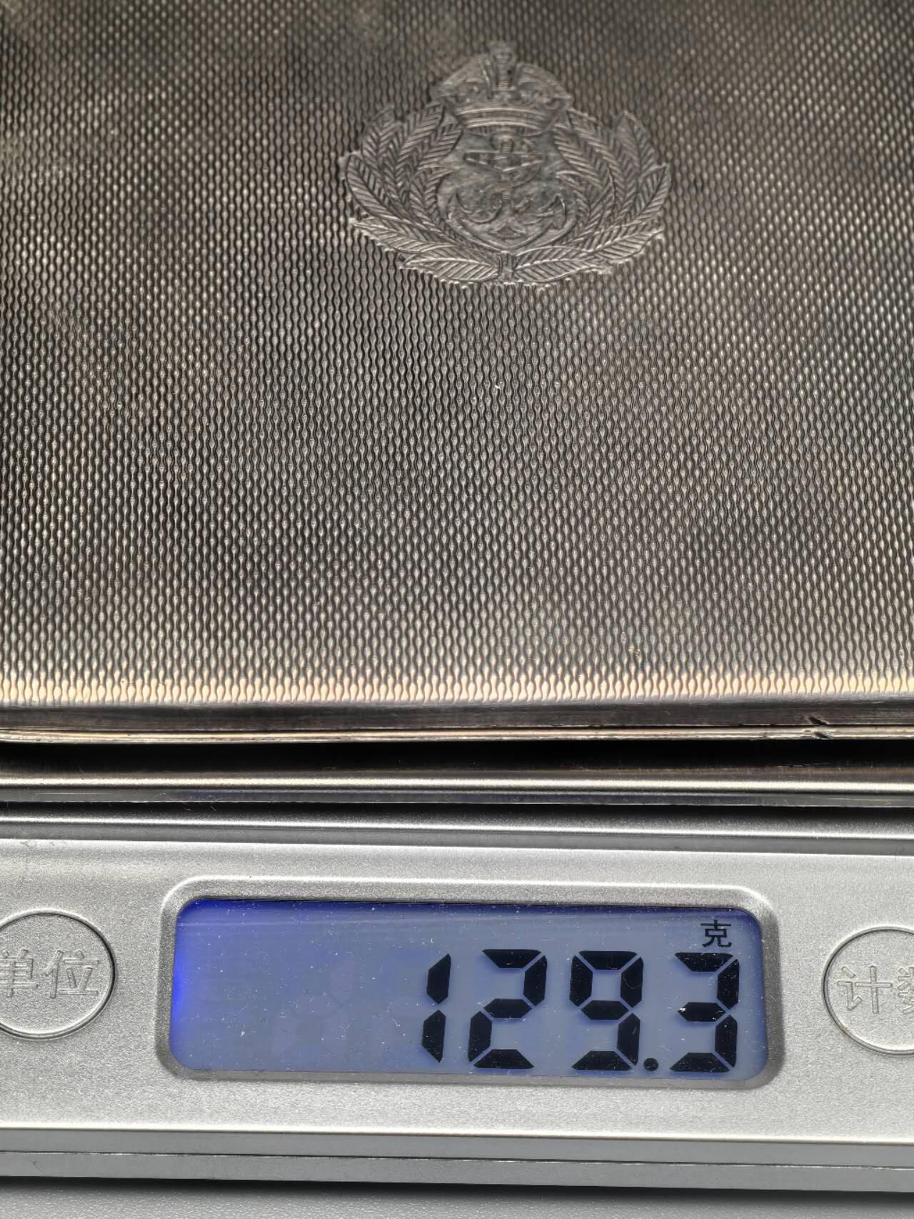 小驴勋章奖章收藏1月17日周六晚六点拍卖（珍爱和平，收藏战争，铭记历史，勿忘国耻，忠党爱国。有偿代拍，送拍规则在简介最后，参拍须阅读规则后再参拍，关系到运费包装发货时效真假辨别等关键信息，拍卖时不再发原图，看大图店主微信码在拍卖店铺介绍里） 英国古董925纯银烟盒，测量为去掉弹力绳重量129.3克