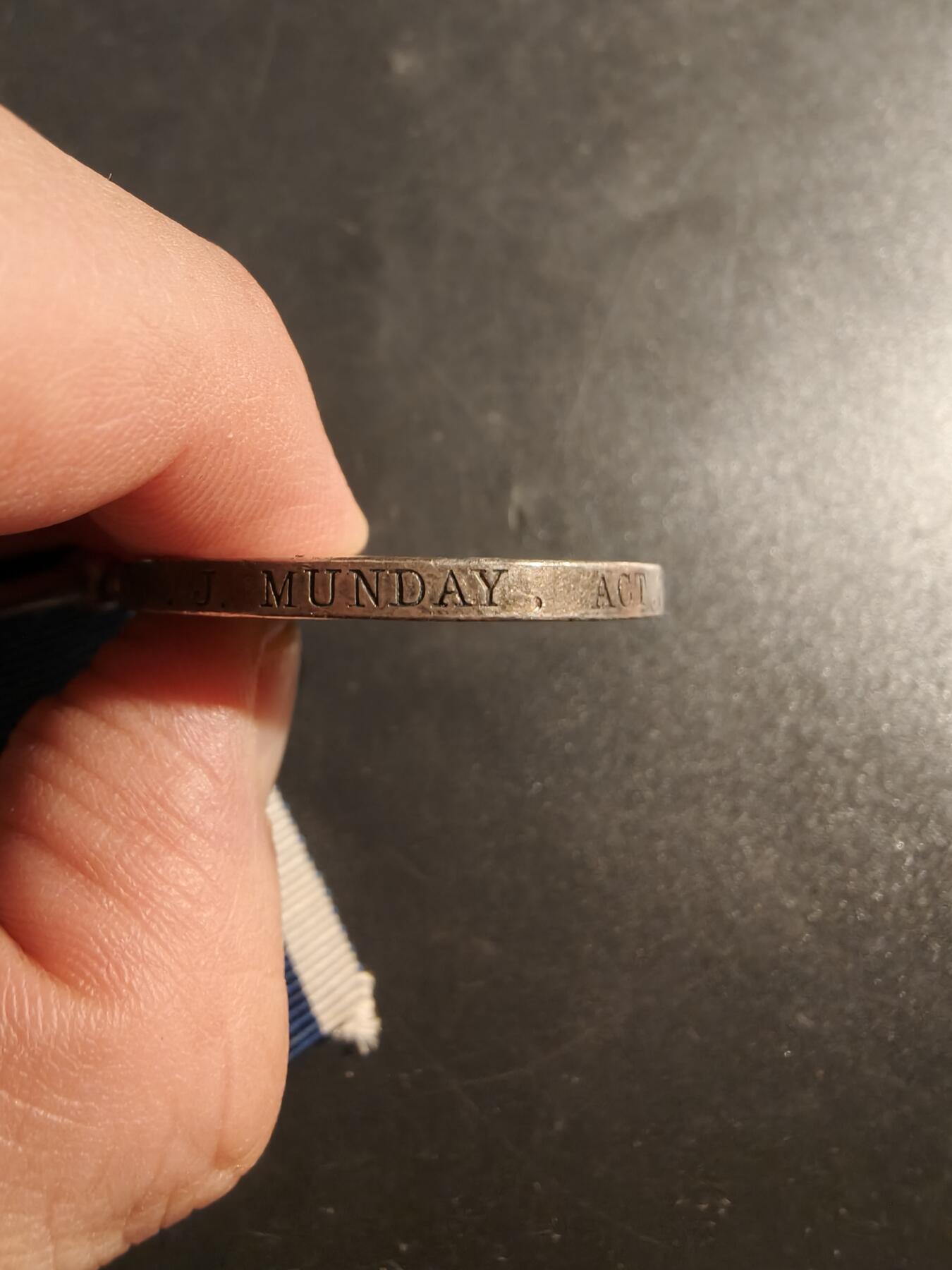 老王徽章第177期 英国皇家海军长期服役奖章    925银   35.5g    爱德华七世版    授予前无畏舰埃克斯茅斯号水兵      埃克斯茅斯号服役于1903年,在1903-1914年间曾作为地中海舰队、海峡舰队、大西洋舰队的旗舰，一战期间参加了达达尼尔海峡志愿作战     具体介绍看最后截图