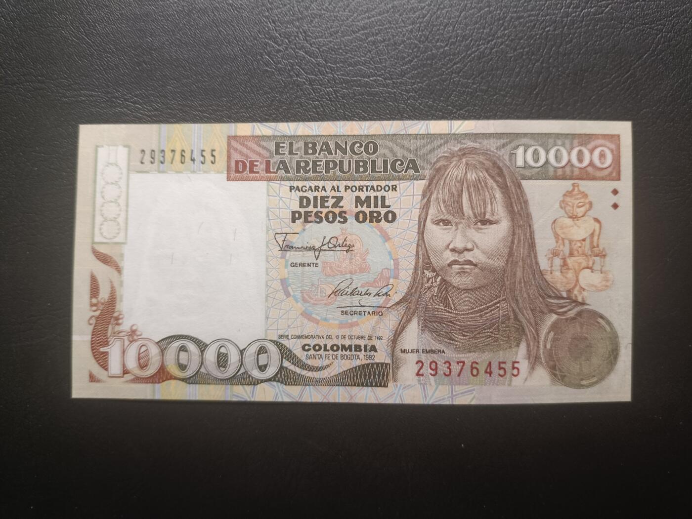 2026一月第三期，总213期 哥伦比亚1992年10000比索UNC-，民族服饰小女孩和被热带鸟类环绕的地球，少见高面值品种