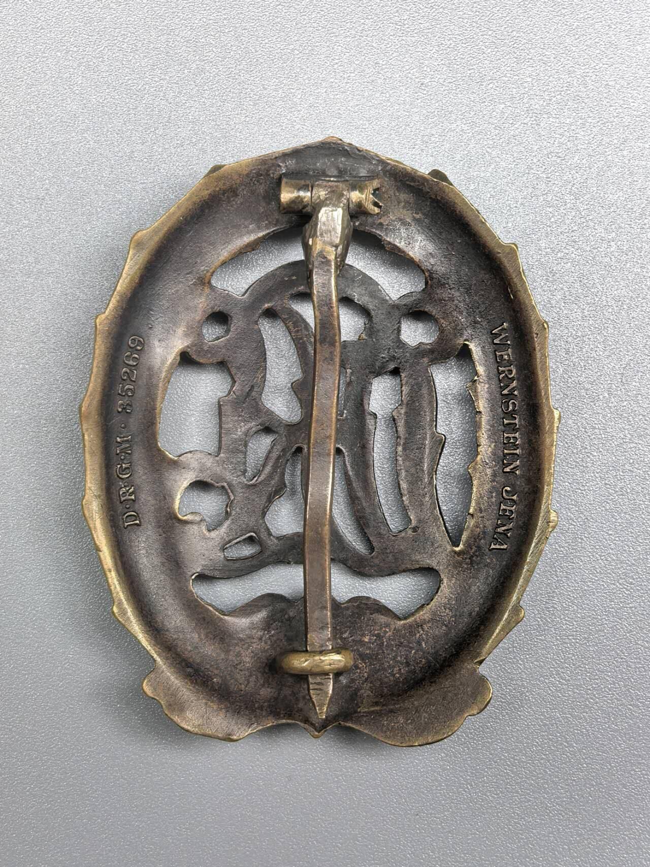 小驴勋章奖章收藏1月17日周六晚六点拍卖（珍爱和平，收藏战争，铭记历史，勿忘国耻，忠党爱国。有偿代拍，送拍规则在简介最后，参拍须阅读规则后再参拍，关系到运费包装发货时效真假辨别等关键信息，拍卖时不再发原图，看大图店主微信码在拍卖店铺介绍里） 得三铜级体能奖章，背打厂标，别杆有修