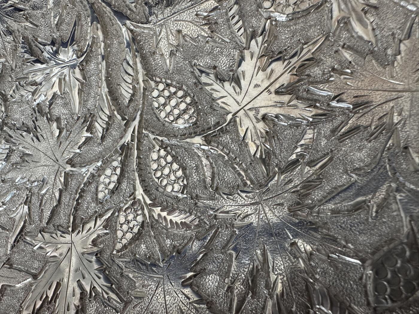 【俄甄集藏】“万象更新、马呈祥瑞”迎新春俄甄精品场-2026年(047)01-21 星期三 晚 19:30 全场包邮 奥斯曼帝国19世纪末外销古董錾花装饰银盘，长：360mm，宽：280mm，重量：985.5克，900银，工艺精细，手工制品