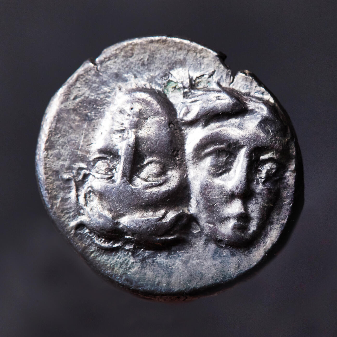 【俄甄集藏】“万象更新、马呈祥瑞”迎新春俄甄精品场-2026年(047)01-21 星期三 晚 19:30 全场包邮 古希腊莫西亚伊斯特罗斯城公元前4世纪双子座一德拉克马银币，正面是代表双子座的一正一倒两男孩头像，背面鹰啄食海豚，上方币文：“伊斯特罗斯”，直径：17mm，重量：4.59克，少见品种，底光犹存