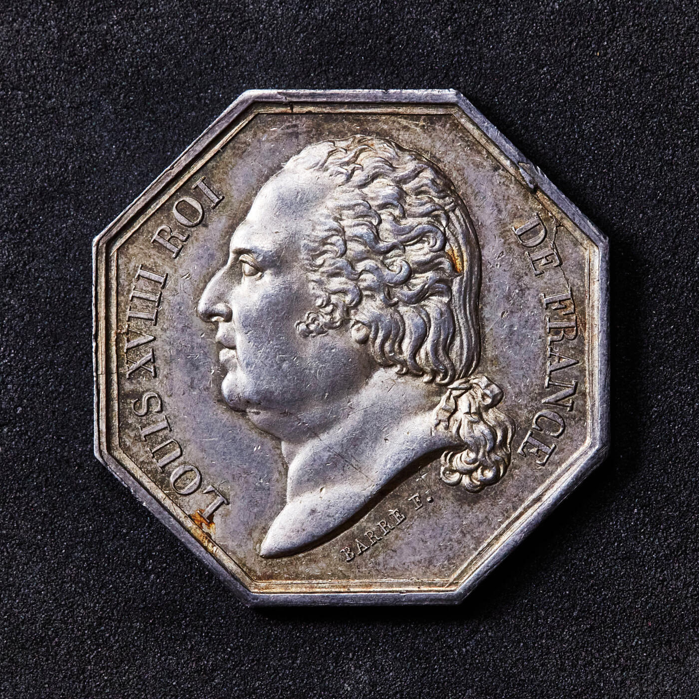 【俄甄集藏】“万象更新、马呈祥瑞”迎新春俄甄精品场-2026年(047)01-21 星期三 晚 19:30 全场包邮 法国1818年路易十八头像巴黎总保险公司银质八角代用币章，对角直径：32mm，重量：12.37克，设计精美，守护女神以船锚守护航行的轮船、以盾牌防卫失火的陆地