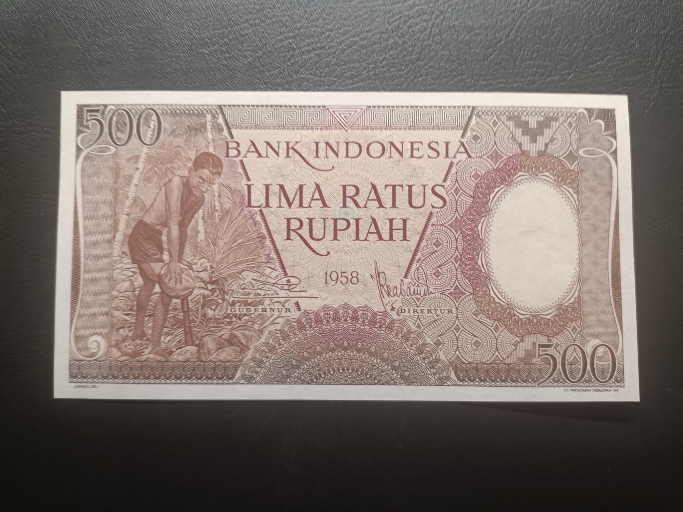 2026一月第三期，总213期 印度尼西亚1958版500卢比UNC无47，椰子采摘和传统民居，稀有品种