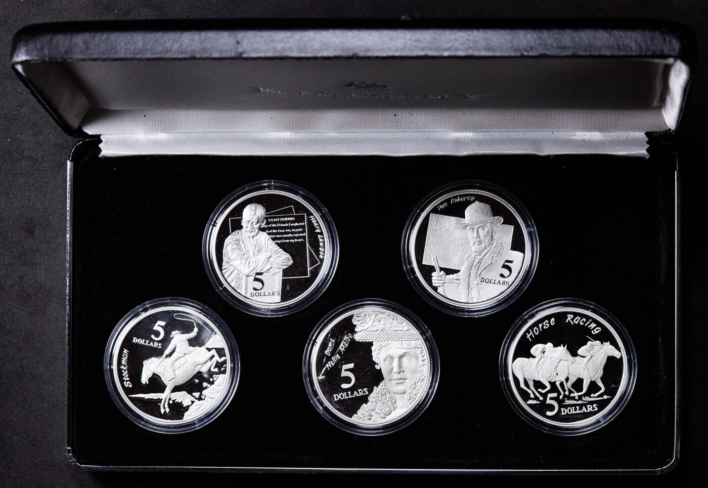 【俄甄集藏】“万象更新、马呈祥瑞”迎新春俄甄精品场-2026年(047)01-21 星期三 晚 19:30 全场包邮 澳大利亚1996年文化与传统系列5元精制大银币5枚套装，原盒证，澳大利亚皇家造币厂出品，马背上的萨克逊、原住民面具、作家亨利·劳森、画家汤姆·罗伯茨、赛马，单枚重35.79克，925银，含纯银共165.53克，外盒有损伤，No.1