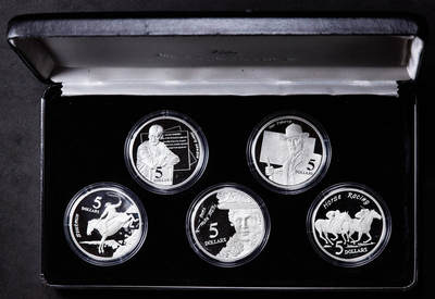 【俄甄集藏】“万象更新、马呈祥瑞”迎新春俄甄精品场-2026年(047)01-21 星期三 晚 19:30 全场包邮 - 澳大利亚1996年文化与传统系列5元精制大银币5枚套装，原盒证，澳大利亚皇家造币厂出品，马背上的萨克逊、原住民面具、作家亨利·劳森、画家汤姆·罗伯茨、赛马，单枚重35.79克，925银，含纯银共165.53克，外盒有损伤，No.1
