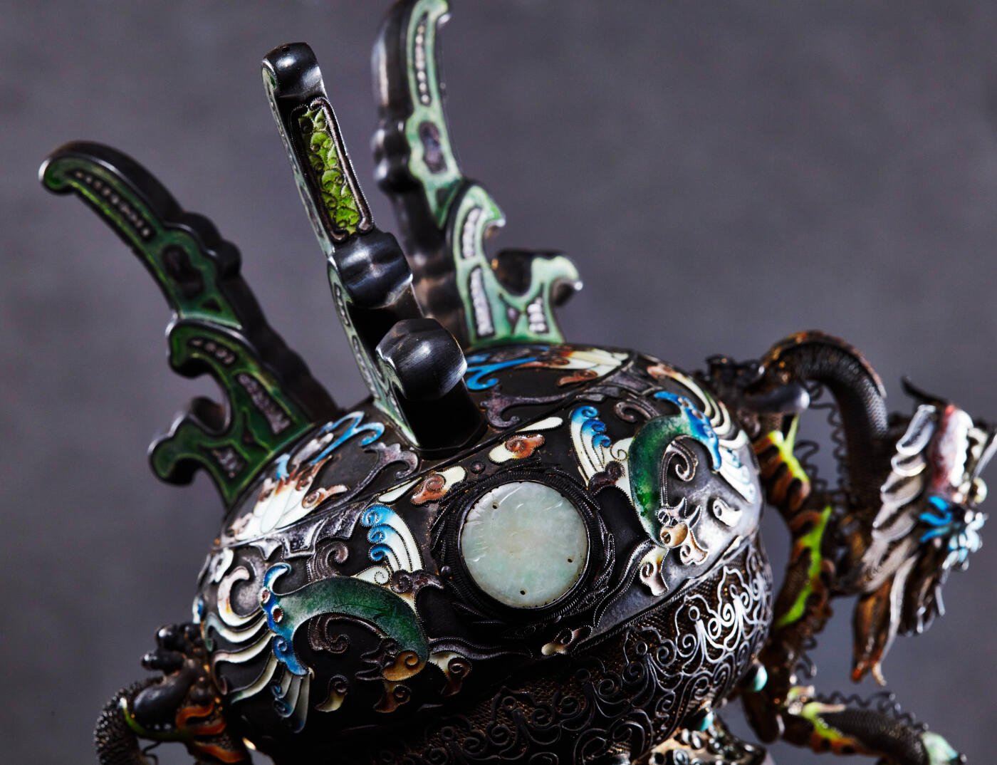 【俄甄集藏】“万象更新、马呈祥瑞”迎新春俄甄精品场-2026年(047)01-21 星期三 晚 19:30 全场包邮 中国1950-1970年代出口换汇时期掐丝珐琅纹龙复古工艺纯银双耳三足茶叶罐，工艺精湛，造型精美，高：165mm，宽：160mm，口径：50mm，重：280.8克，龙尾处有损坏，见图