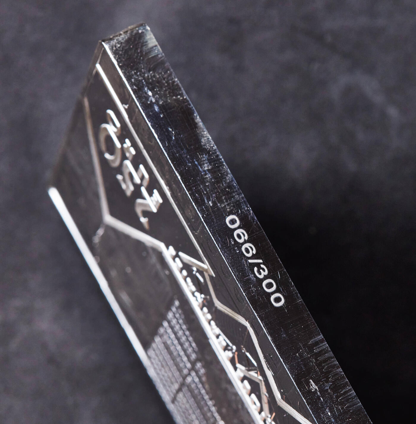 【俄甄集藏】“万象更新、马呈祥瑞”迎新春俄甄精品场-2026年(047)01-21 星期三 晚 19:30 全场包邮 法国2023年名画系列-欧仁《自由引导人民》彩绘精制方形250欧元大银币，品相完好，原亚克力盒封装，重500克，999银，发行量300枚，该枚为66号，名誉品种