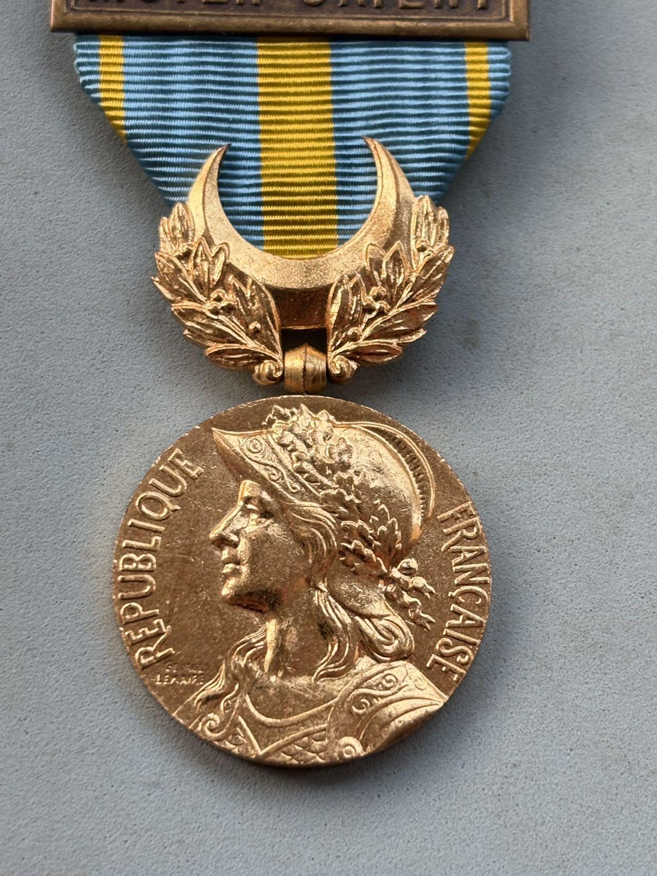 盛世勋华——号角文化勋章邮票专场拍卖第299期 法国第二次中东战争奖章 带中东铭条 授予1956年苏伊士运河事件中和英军一起占领埃及苏伊士运河运河并与埃军作战的法军，总量不超过一万枚，数量很少，是法国数量最少的战役章之一， 巴黎造币局造带厂标 铜镀金