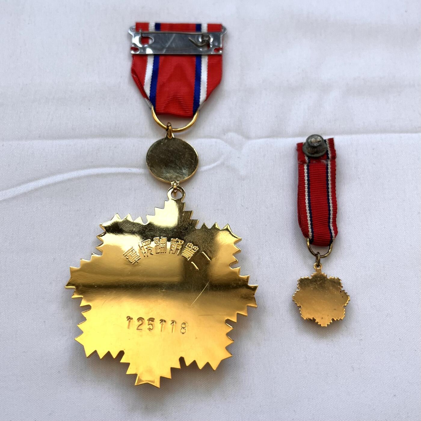 韵星假日拍卖第三十七期 -- Rimey Holidays Auction 37 二等服务奖章，带原盒略章