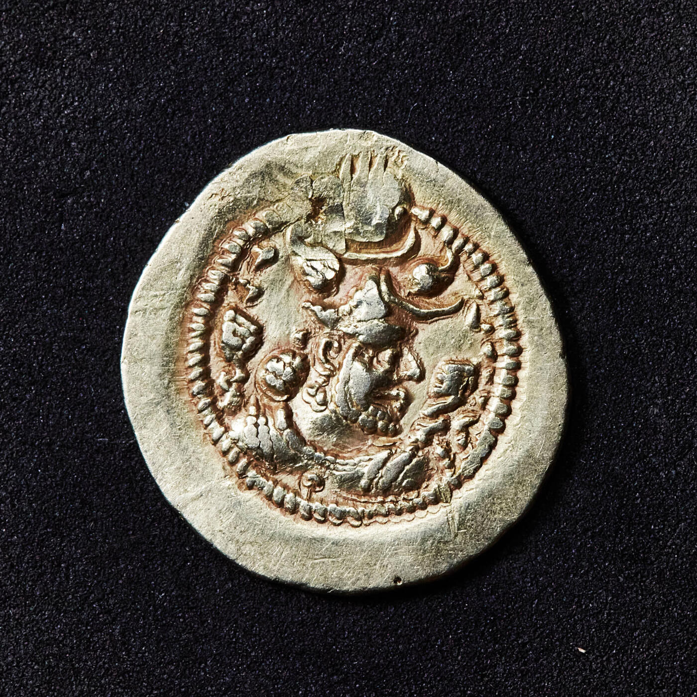 【俄甄集藏】“万象更新、马呈祥瑞”迎新春俄甄精品场-2026年(047)01-21 星期三 晚 19:30 全场包邮 波斯萨珊王朝公元484年俾路斯一世1第纳尔赎金版金币，随军造币厂打制，正面俾路斯戴新月上球髻翅冠面右像，肩部飘带（俾路斯被嚈哒人俘虏后发行的赎金版式），背面祭火坛与两祭祀，火焰两侧有星月徽记，后期战争失利经济实力下滑俾路斯金币含金量也有所下降，左上有验金戳记，稀有美品，重：3.64克