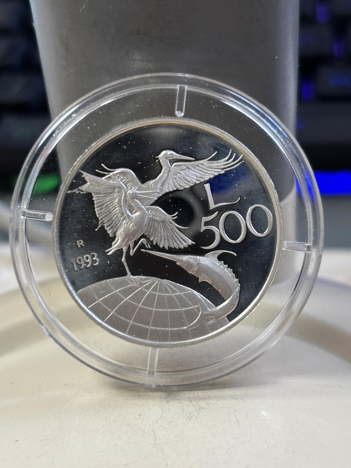 第188期拍卖 意大利1993年动植物系列500里拉女神精制纪念银币，835银，15克，有氧化