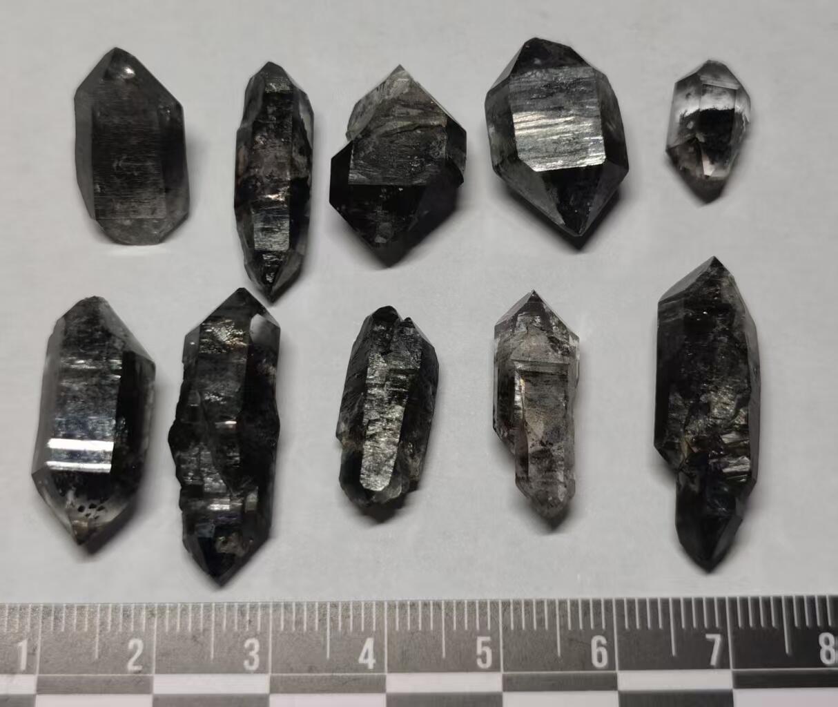 七河·世界币章小拍（总第34期） 藏家出品X677（12） 云贵闪灵水晶原石 深色系 一组 10 件 