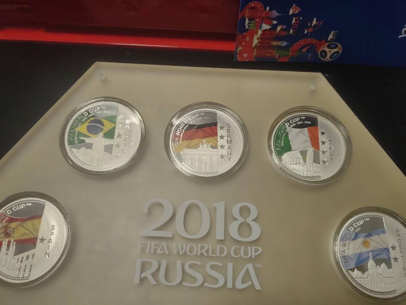 洪涛臻品批发群 精选邮票限时拍卖第1229期  2018俄罗斯世界杯最强王者纪念币套装，8枚999纯银章，每枚25克，总重200克。带原装红色收藏盒和鉴定证书，购入价6980《有发票》巴西德国意大利等国家队徽章，收藏价值高。《此拍包邮发货》
