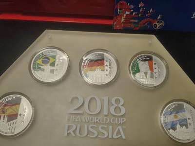 洪涛臻品批发群 精选邮票限时拍卖第1269期  2018俄罗斯世界杯最强王者纪念币套装，8枚999纯银章，每枚25克，总重200克。带原装红色收藏盒和鉴定证书，购入价6980《有发票》巴西德国意大利等国家队徽章，收藏价值高。假一罚十《此拍包邮发货》