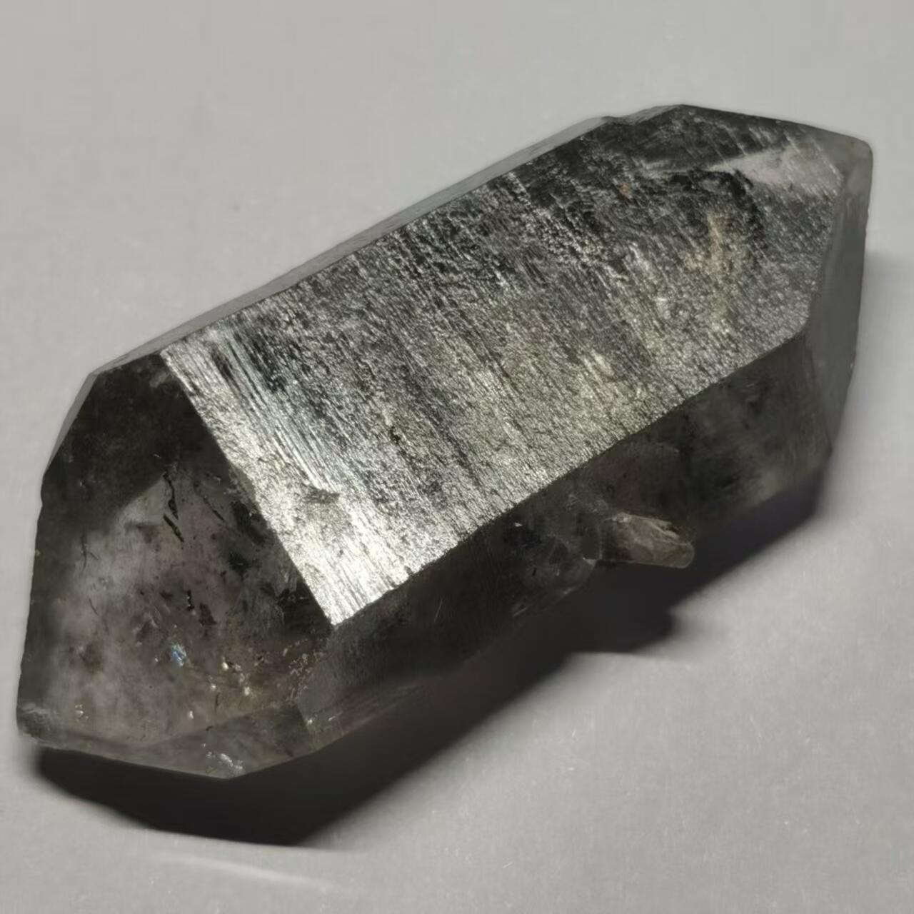 七河·世界币章小拍（总第34期） 藏家出品X696 云贵闪灵水晶原石 小手握双尖 