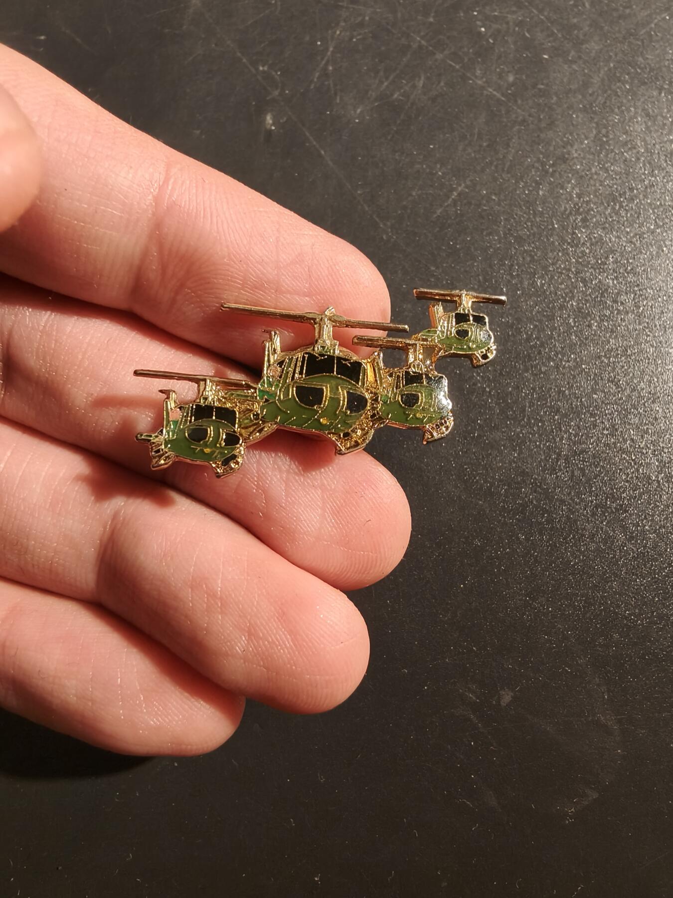 老王徽章第177期 美国UH-1“休伊”直升机编队徽章