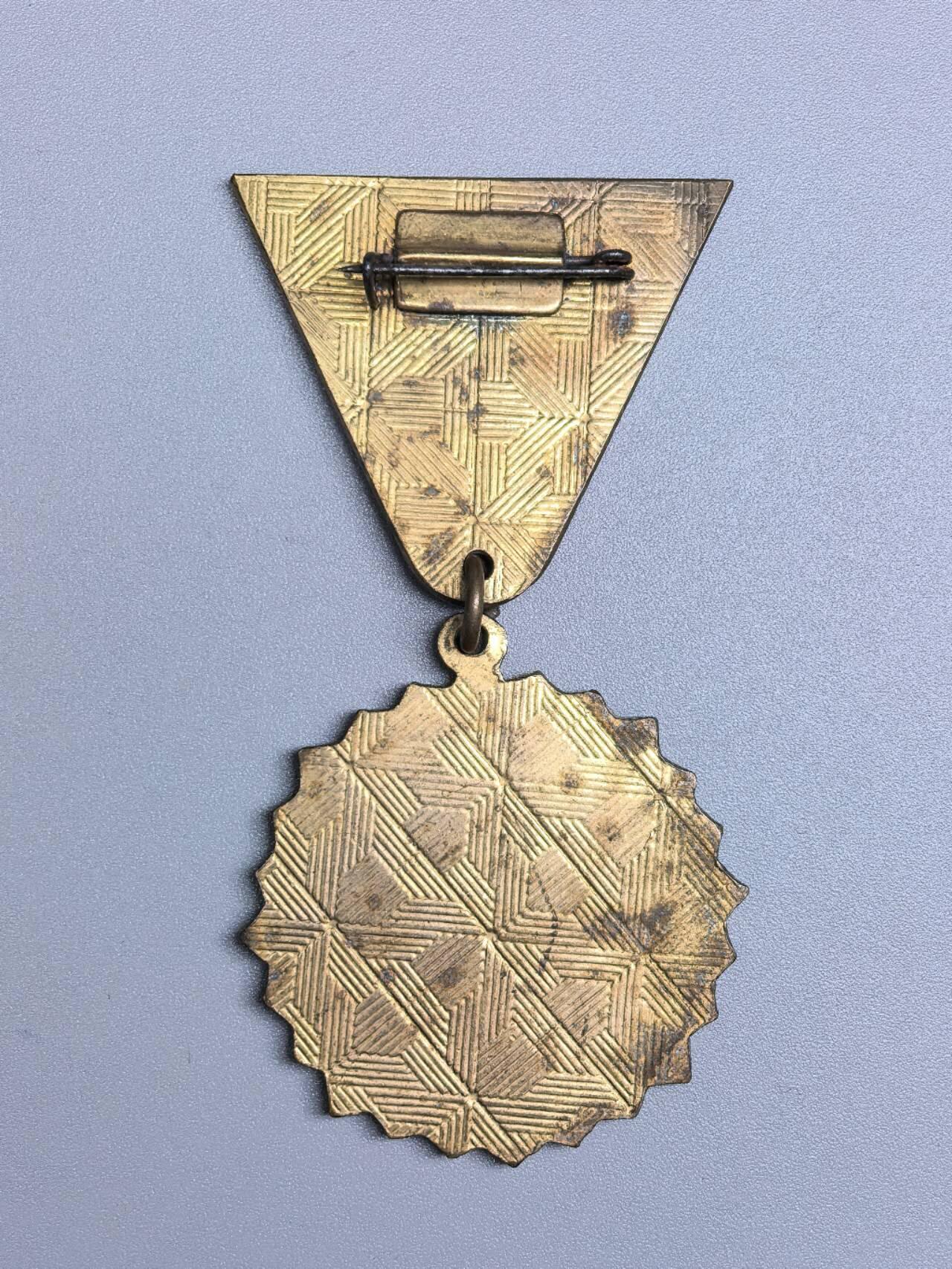 小驴勋章奖章收藏1月17日周六晚六点拍卖（珍爱和平，收藏战争，铭记历史，勿忘国耻，忠党爱国。有偿代拍，送拍规则在简介最后，参拍须阅读规则后再参拍，关系到运费包装发货时效真假辨别等关键信息，拍卖时不再发原图，看大图店主微信码在拍卖店铺介绍里）