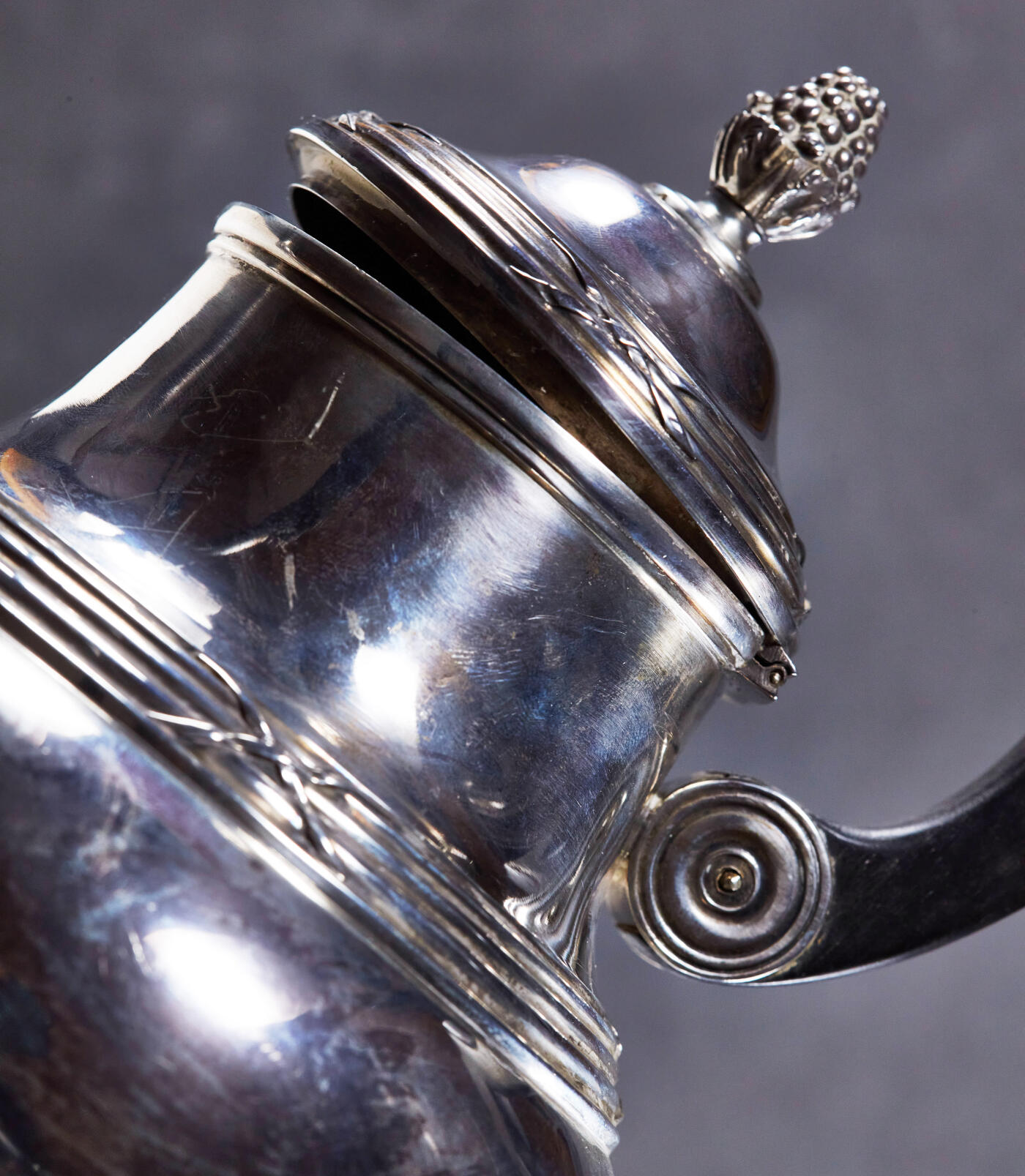 【俄甄集藏】“万象更新、马呈祥瑞”迎新春俄甄精品场-2026年(047)01-21 星期三 晚 19:30 全场包邮 比利时1831-1868年新古典主义风格古董银茶壶，高：210mm，总宽：225mm，壶身直径：120mm，重量：635克，800银