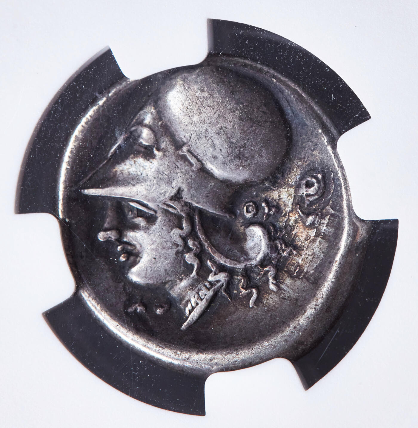 【俄甄集藏】“万象更新、马呈祥瑞”迎新春俄甄精品场-2026年(047)01-21 星期三 晚 19:30 全场包邮 古希腊阿卡纳利亚提雷翁城邦(Thyrrheium)公元前四世纪飞马珀伽索斯1斯塔特雅典娜银币，NGC ChF (Str5/5, Sur4/5)，正面是戴科林斯式头盔的雅典娜面左像，后方一面盾牌；背面为双翼飞马珀伽索斯，重：8.39克，直径：21mm，老藏家收藏匣包浆