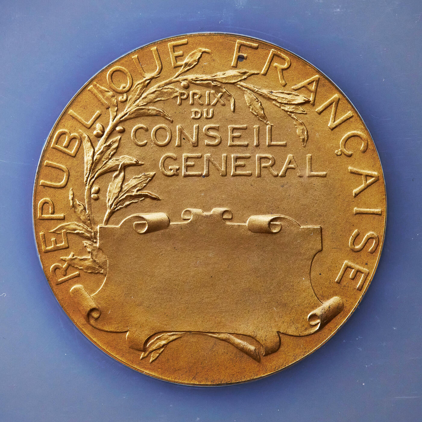 【俄甄集藏】“万象更新、马呈祥瑞”迎新春俄甄精品场-2026年(047)01-21 星期三 晚 19:30 全场包邮 法国19世纪末塞纳-瓦兹省总委员会颁发法兰西女神造像新艺术运动时期镀金纪念大银章，NGC MS64，金水足，顶级状态，直径：50mm，丰饶角铭