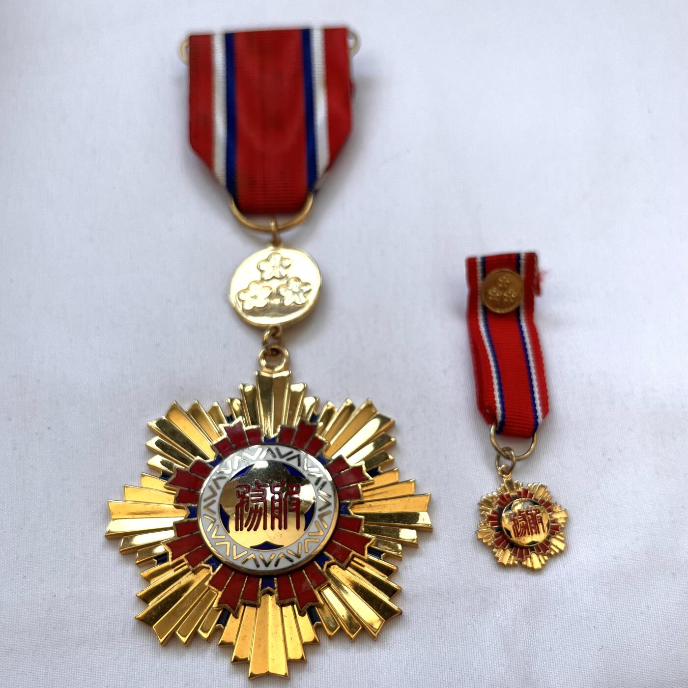 韵星假日拍卖第三十七期 -- Rimey Holidays Auction 37 一等服务奖章，带原盒略章