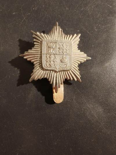 老王徽章第177期 - 英国肯辛顿步兵团第13营帽徽     一战时期