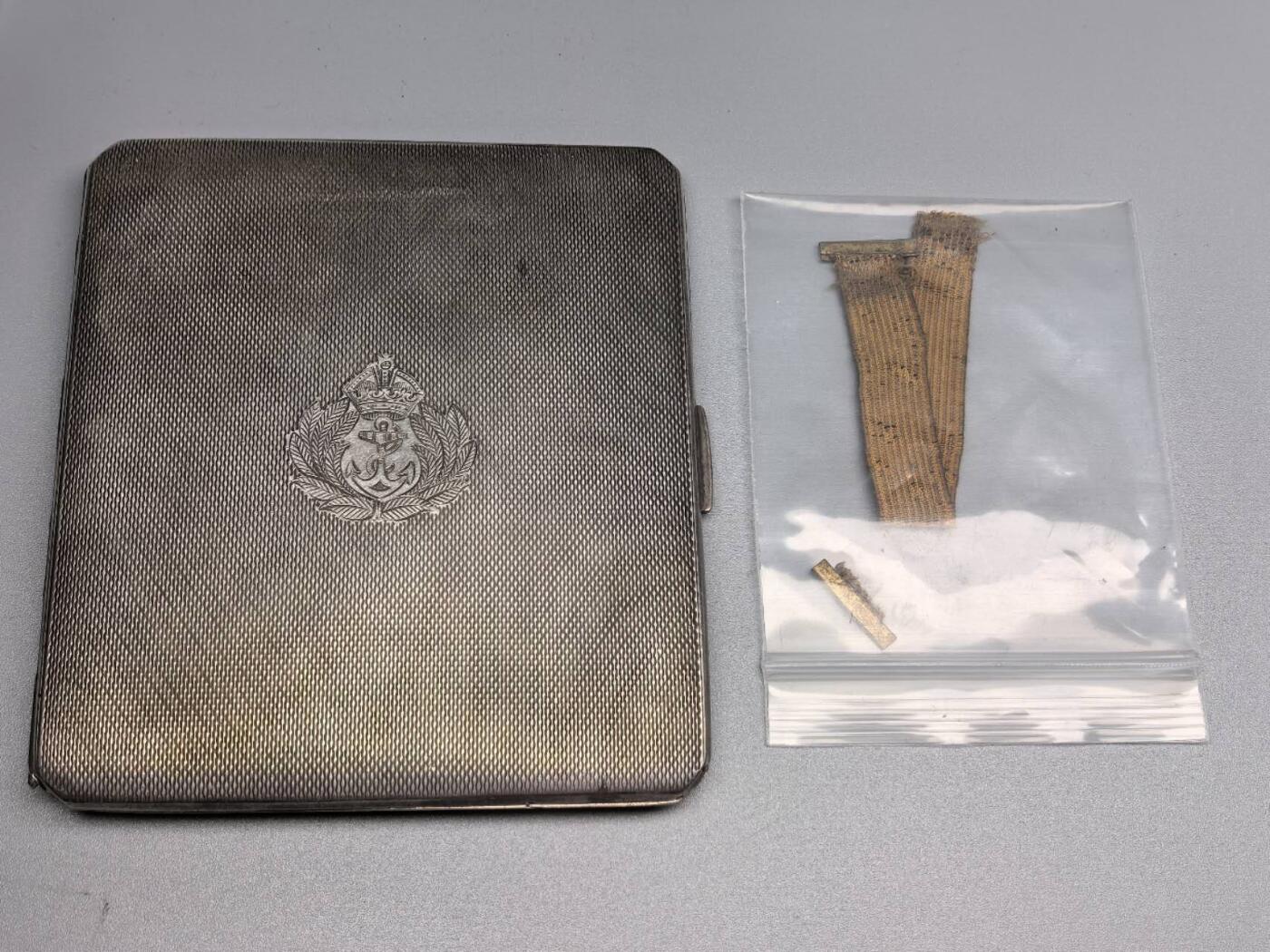 小驴勋章奖章收藏1月17日周六晚六点拍卖（珍爱和平，收藏战争，铭记历史，勿忘国耻，忠党爱国。有偿代拍，送拍规则在简介最后，参拍须阅读规则后再参拍，关系到运费包装发货时效真假辨别等关键信息，拍卖时不再发原图，看大图店主微信码在拍卖店铺介绍里） 英国古董925纯银烟盒，测量为去掉弹力绳重量129.3克