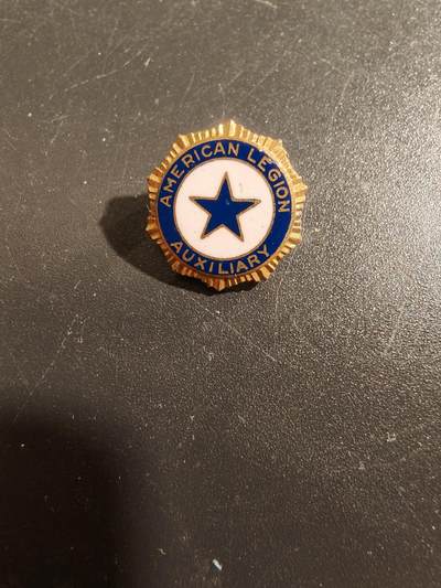 老王徽章第177期 - 美国二战老兵协会辅助军团证章   铜质珐琅   横针