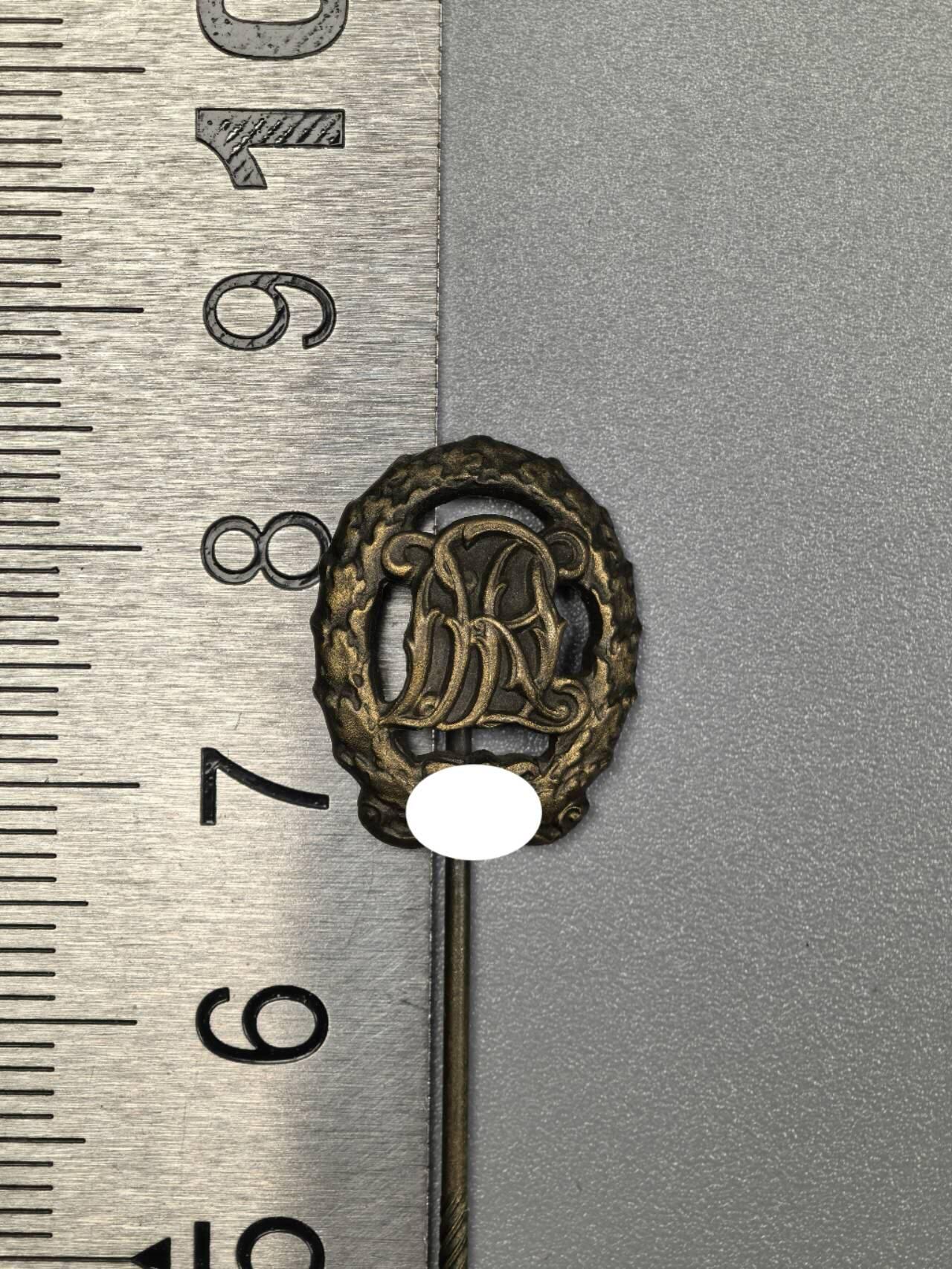 小驴勋章奖章收藏1月17日周六晚六点拍卖（珍爱和平，收藏战争，铭记历史，勿忘国耻，忠党爱国。有偿代拍，送拍规则在简介最后，参拍须阅读规则后再参拍，关系到运费包装发货时效真假辨别等关键信息，拍卖时不再发原图，看大图店主微信码在拍卖店铺介绍里） 得三铜级体能奖章迷你章领口插针样式，背打厂标