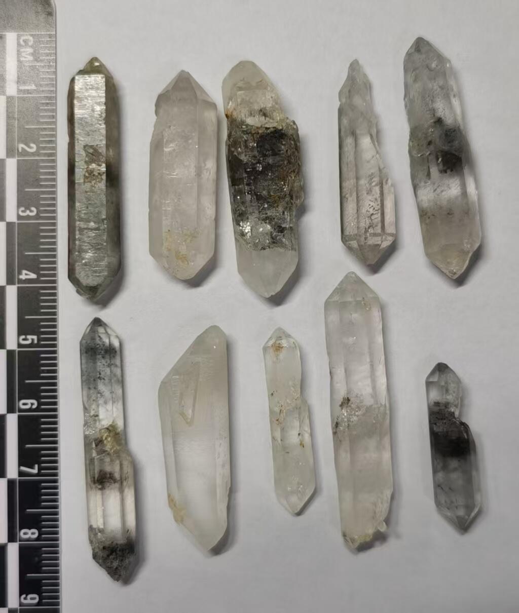 七河·世界币章小拍（总第34期） 藏家出品 X716（3） 长条状云贵闪灵水晶原石 一组 10 件