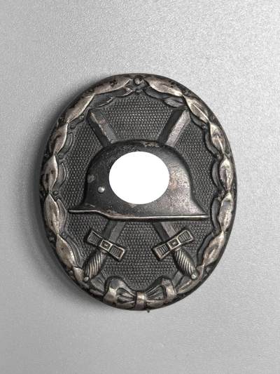 小驴勋章奖章收藏1月17日周六晚六点拍卖（珍爱和平，收藏战争，铭记历史，勿忘国耻，忠党爱国。有偿代拍，送拍规则在简介最后，参拍须阅读规则后再参拍，关系到运费包装发货时效真假辨别等关键信息，拍卖时不再发原图，看大图店主微信码在拍卖店铺介绍里） - 得三黑色战伤奖章，背打L/56标，铁质黑漆，铜质别扣组合，佩戴痕迹品相